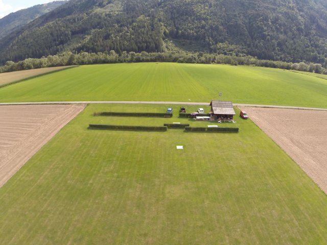 Die kurze Seite der Piste liegt in der Hauptwindrichtung